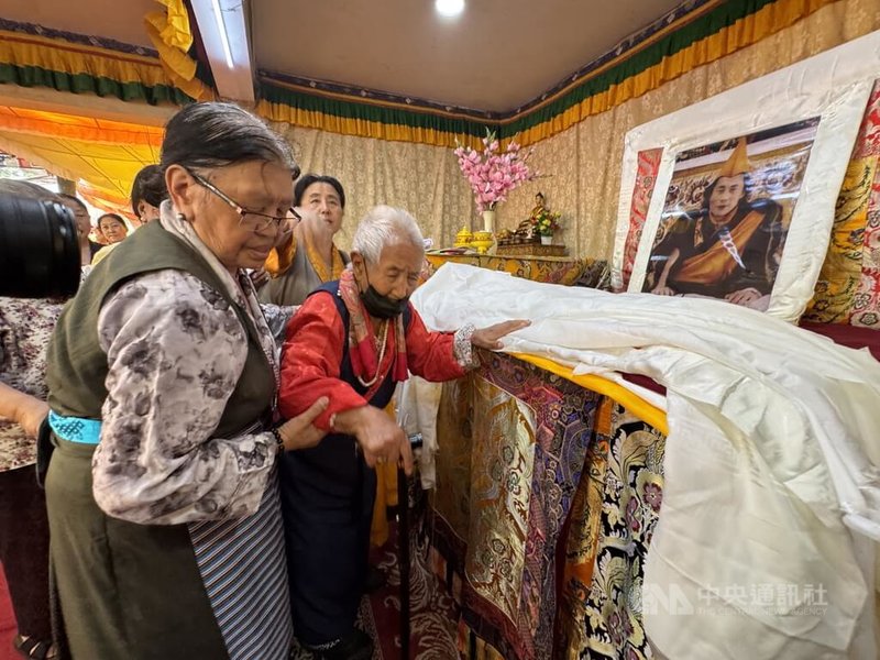 在印度德里的藏人6日齊聚一堂,歡慶達賴喇嘛90歲生日,藏人排隊獻上哈達表示祝賀。中央社記者李晉緯新德里攝 114年7月6日