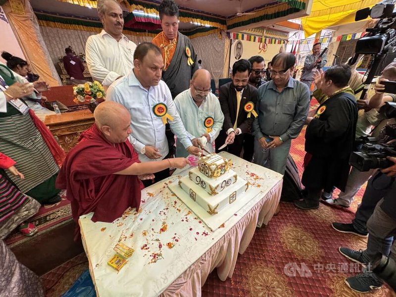 西藏流亡政府邀請的貴賓,在6日印度德里舉辦的活動中,共同切蛋糕,慶祝達賴喇嘛90歲生日。中央社記者李晉緯新德里攝 114年7月6日
