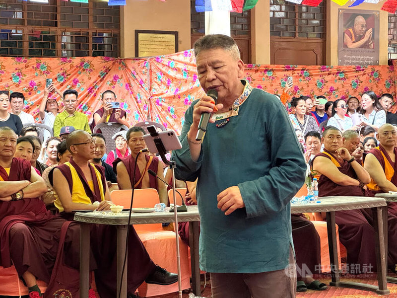 藏人代表在西藏流亡政府6日舉辦的活動中,演唱生日快樂歌,慶賀達賴喇嘛90歲生日。中央社記者李晉緯新德里攝 114年7月6日