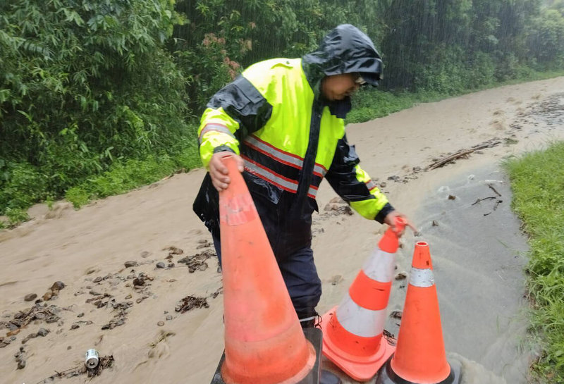 颱風丹娜絲挾帶雨勢,滿州鄉6日多處測站累積雨量接近300毫米,路面積淹水;屏東縣政府實施預防性撤離,截至6日上午11時,滿州鄉共撤離106人。(屏東縣警察局恆春分局提供)中央社記者黃郁菁傳真 114年7月6日