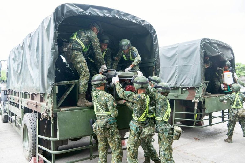 颱風丹娜絲來襲,國軍第一作戰區要求防區各單位完成人員編組及機具整備,派遣聯絡官進駐各市鄉公所待命,以利第一時間投入災害救援任務,維護民眾安全。(陸軍澎湖防衛指揮部提供)中央社 114年7月6日