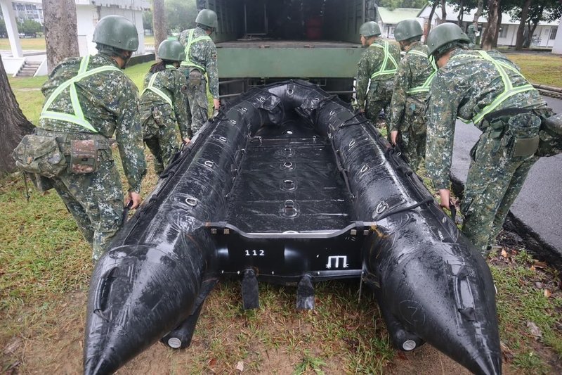 颱風丹娜絲逼近，陸軍6日表示，已配合中央及國防部災害應變中心，同步提升為一級開設，並指示各作戰區周延防災應援兵力及機具整備。圖為第五作戰區實施災防機具檢測。（陸軍提供）中央社記者楊堯茹傳真  114年7月6日