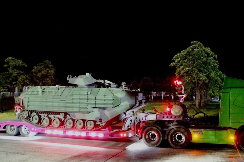 颱風丹娜絲逼近,陸軍6日表示,已配合中央及國防部災害應變中心,同步提升為一級開設,並指示各作戰區周延防災應援兵力及機具整備。圖為第三作戰區AAV7兩棲突擊車已完成預置,待命馳援。(陸軍提供)中央社記者楊堯茹傳真 114年7月6日