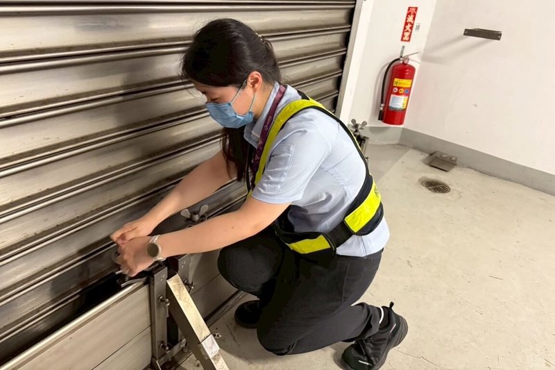 颱風丹娜絲來襲，桃園大眾捷運公司6日表示，為因應颱風可能帶來雨勢，已依據標準作業程序啟動包括機廠、車站及停車場防颱整備作業，包括各車站入口處防洪閘門及抽水設備等。（桃園大眾捷運公司提供）中央社記者吳睿騏桃園機場傳真  114年7月6日