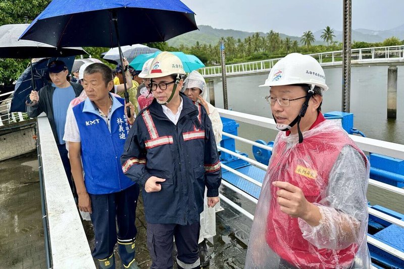 颱風丹娜絲來襲,高雄市長陳其邁(前右2)6日前往美濃湖視察清疏成果,聽取簡報。(高雄市水利局提供)中央社記者張已亷傳真 114年7月6日