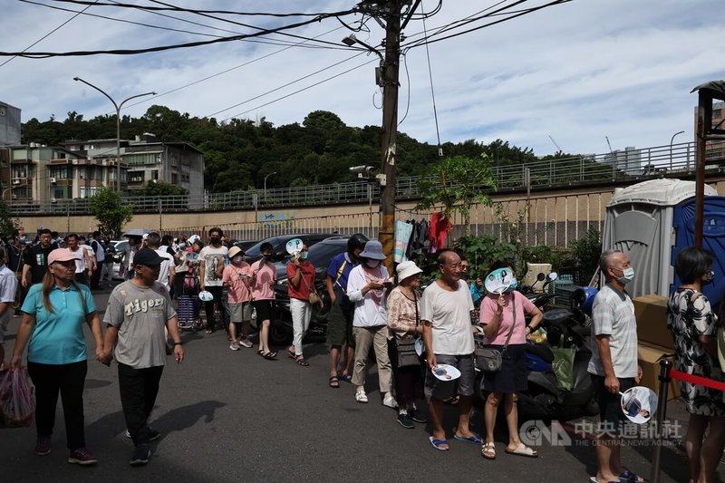 民眾黨「民眾加菜啦」公益發菜活動6日在新北市汐止區舉行,一早就吸引許多民眾前往排隊,現場大排長龍。中央社記者翁睿坤攝 114年7月6日