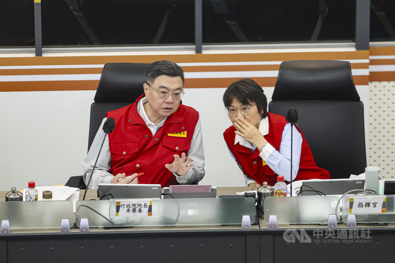 行政院長卓榮泰(左)6日視導颱風丹娜絲中央災害應變中心,了解防災概況,會中與內政部長劉世芳(右)交換意見。中央社記者鄭清元攝 114年7月6日
