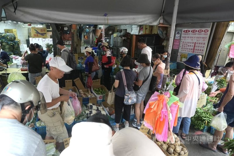 颱風丹娜絲來襲,許多民眾6日上午到台北市北投區傳統市場採買蔬果,儲備物資。中央社記者徐肇昌攝 114年7月6日