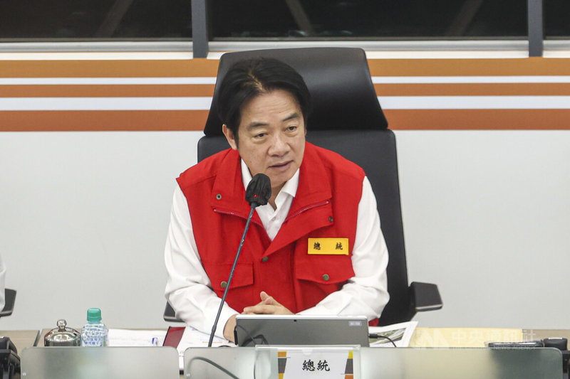 颱風丹娜絲來襲,總統賴清德(圖)6日前往中央災害應變中心視察,提到這次颱風路徑走台灣海峽方向較特別,預期受到衝擊會較大,要請中央和地方通力合作,審慎因應。中央社記者鄭清元攝 114年7月6日