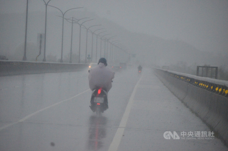 受颱風丹娜絲影響,台東6日清晨持續下雨,南迴地區截至上午9時,累計雨量逾200毫米。中央社記者盧太城台東攝 114年7月6日