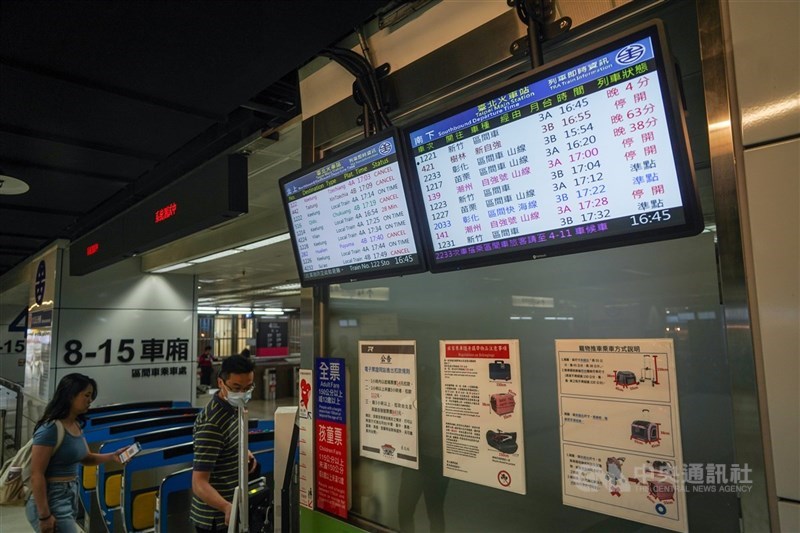 受颱風丹娜絲影響,台鐵7日中午12時前,除西部幹線對號列車及3支線停駛外,其餘正常行駛。(中央社檔案照片)