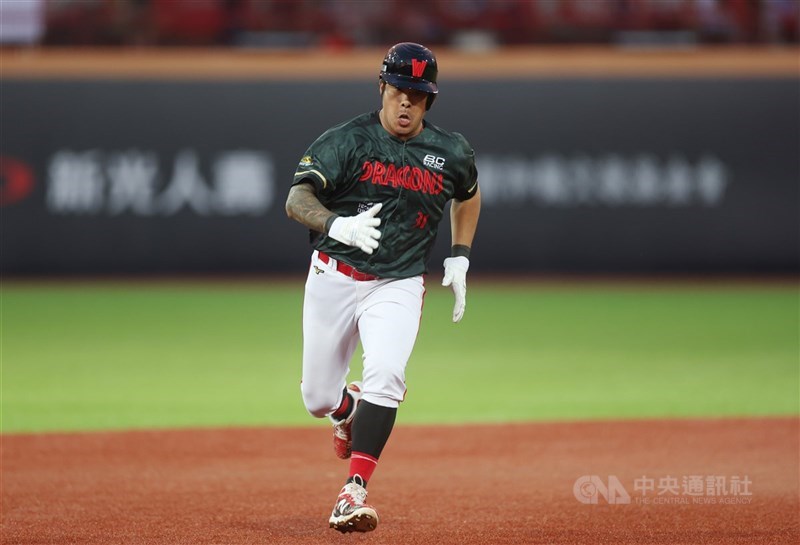 中華職棒味全龍隊43歲老將林智勝6日單場3安3打點。圖為林智勝5局下選到四壞保送上壘,嘗試盜壘,靠著失誤一口氣跑上三壘。中央社記者張新偉攝 114年7月6日