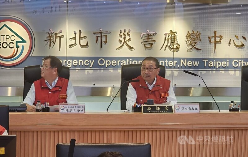 颱風丹娜絲來襲,新北市長侯友宜(右)6日召開災害應變中心工作會議,要求各單位做好防颱整備。中央社記者王鴻國攝 114年7月6日