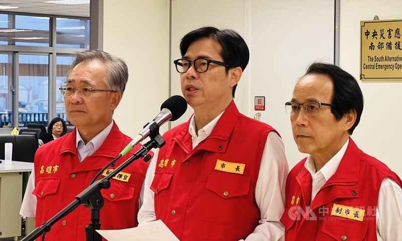 高雄市長陳其邁(中)6日上午主持颱風丹娜絲災害應變中心首次工作會議後表示,風雨預估中午後增強,將針對土石流潛勢區域,包括六龜、桃源、那瑪夏、茂林等區進行預防性撤離。中央社記者蔡孟妤攝 114年7月6日