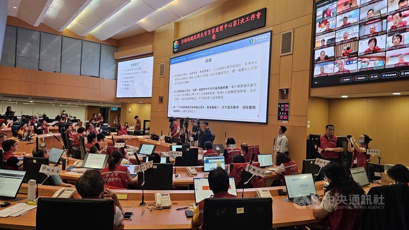 因應颱風丹娜絲從南接近北台,新北已納入陸上警報範圍,新北市災害應變中心一級開設,6日上午召開首次工作會議,進行相關防颱整備。中央社記者王鴻國攝 114年7月6日