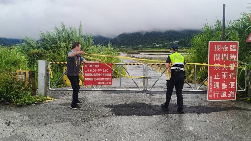 受颱風丹娜絲外圍環流影響,花蓮持續降雨,導致秀姑巒溪水暴漲漫過崙天大橋便道,花蓮縣警察局玉里分局6日下午配合鄉公所等單位,在便道兩端實施預警性封閉管制措施,防止人車涉險通行。(花蓮縣警察局提供)中央社記者李先鳳傳真 114年7月6日