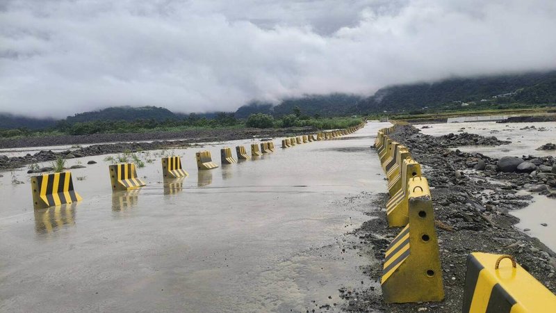 因地震損壞的花蓮崙天大橋重建中,暫由崙天大橋便道聯絡卓溪鄉與富里鄉往來交通,但受颱風丹娜絲外圍環流影響,6日雨勢導致秀姑巒溪水暴漲,漫過崙天大橋便道。(民眾提供)中央社記者李先鳳傳真 114年7月6日