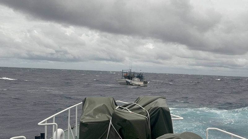 海巡署艦隊分署蘇澳海巡隊6日上午接獲通報,漁船「福順86」於宜蘭蘇澳東北方23浬處失去動力,主機無法正常啟動,經多次嘗試修復後恢復動力,在巡防艇戒護下,預計晚間返抵南方澳漁港。(蘇澳海巡隊提供)中央社記者王朝鈺傳真 114年7月6日