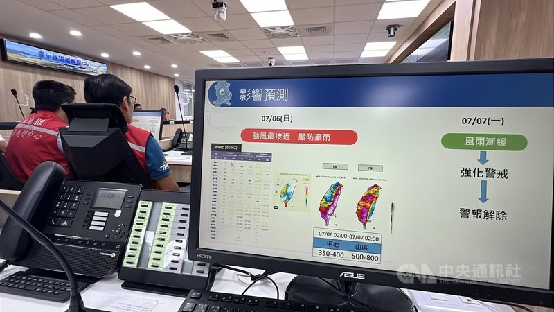 台東縣政府災害應變中心6日上午召開第1次會報,國立台東大學防災科技資訊中心主任王文清指出,台東受颱風最強影響時間約在6日白天。中央社記者盧太城台東攝 114年7月6日