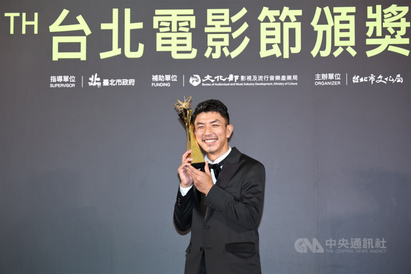 2025台北電影節5日晚間在台北中山堂頒獎,演員萬洛.隆甘迦以劇情長片「白衣蒼狗」榮獲最佳男主角。 中央社記者翁睿坤攝 114年7月5日