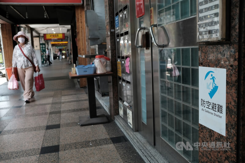 圖為新北市三重區民宅外張貼防空避難指示方向。(中央社檔案照片)