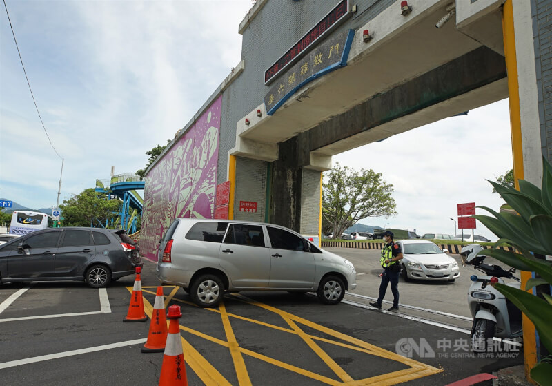 圖為員警在疏散門前進行車輛管制。(中央社檔案照片)