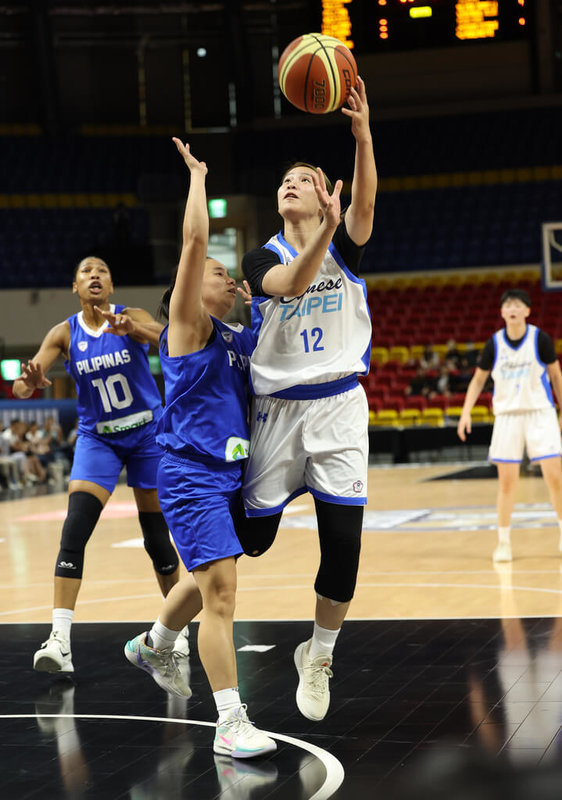 台灣世大運培訓隊6日在2025威廉瓊斯盃國際籃球邀請賽女子組最後一天賽事與菲律賓交手,培訓隊王玥媞(右)攻下全隊最高的14分。(中華民國籃球協會提供)中央社記者黎建忠傳真 114年7月6日