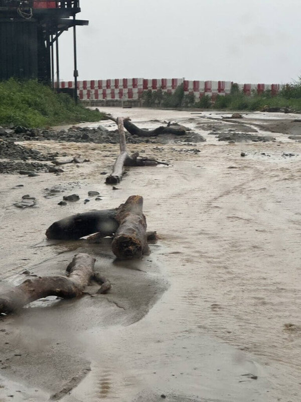 颱風丹娜絲來襲,台東蘭嶼6日中午風力增強,環島公路多處積水、出現土石流。(蘭嶼鄉民提供)中央社記者盧太城台東傳真 114年7月6日