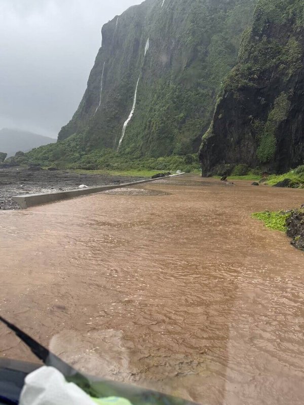 台東蘭嶼6日中午風力增強,環島公路多處積水與土石流,台東縣政府宣布,自下午1時起停止上班、上課。(蘭嶼鄉民提供)中央社記者盧太城台東傳真 114年7月6日