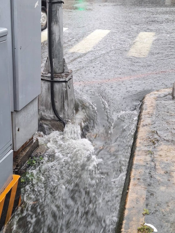 台中5日晚間暴雨造成多處道路積淹水,民進黨台中市議員陳俞融6日要求市府拿出有效對策;市府表示,將針對易淹水點,加大側溝或增加集水格柵密集度。(陳俞融提供)中央社記者郝雪卿傳真 114年7月6日