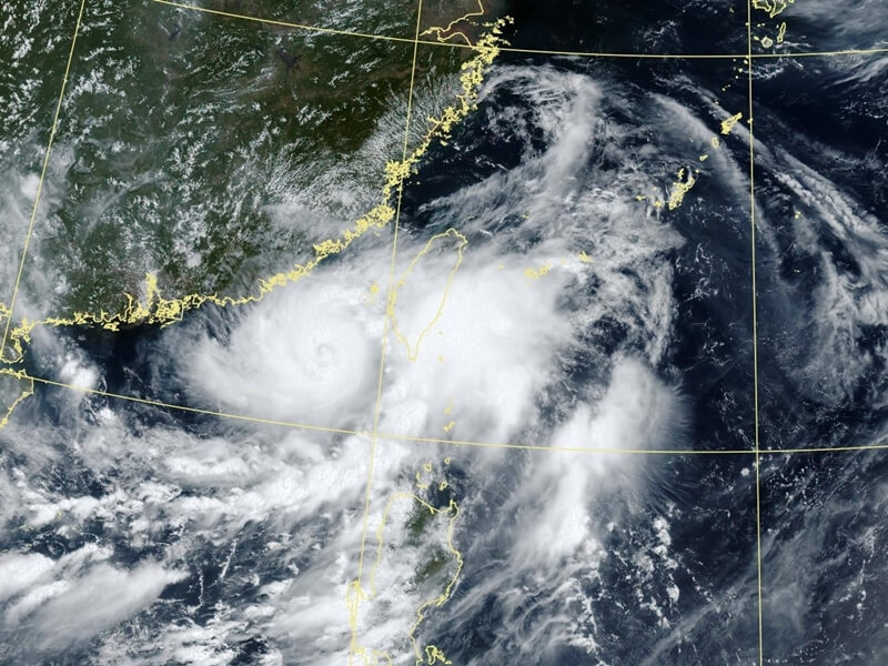 颱風丹娜絲來襲逼近台灣,圖為6日上午10時50分衛星雲圖。(圖取自氣象署網頁www.cwa.gov.tw)