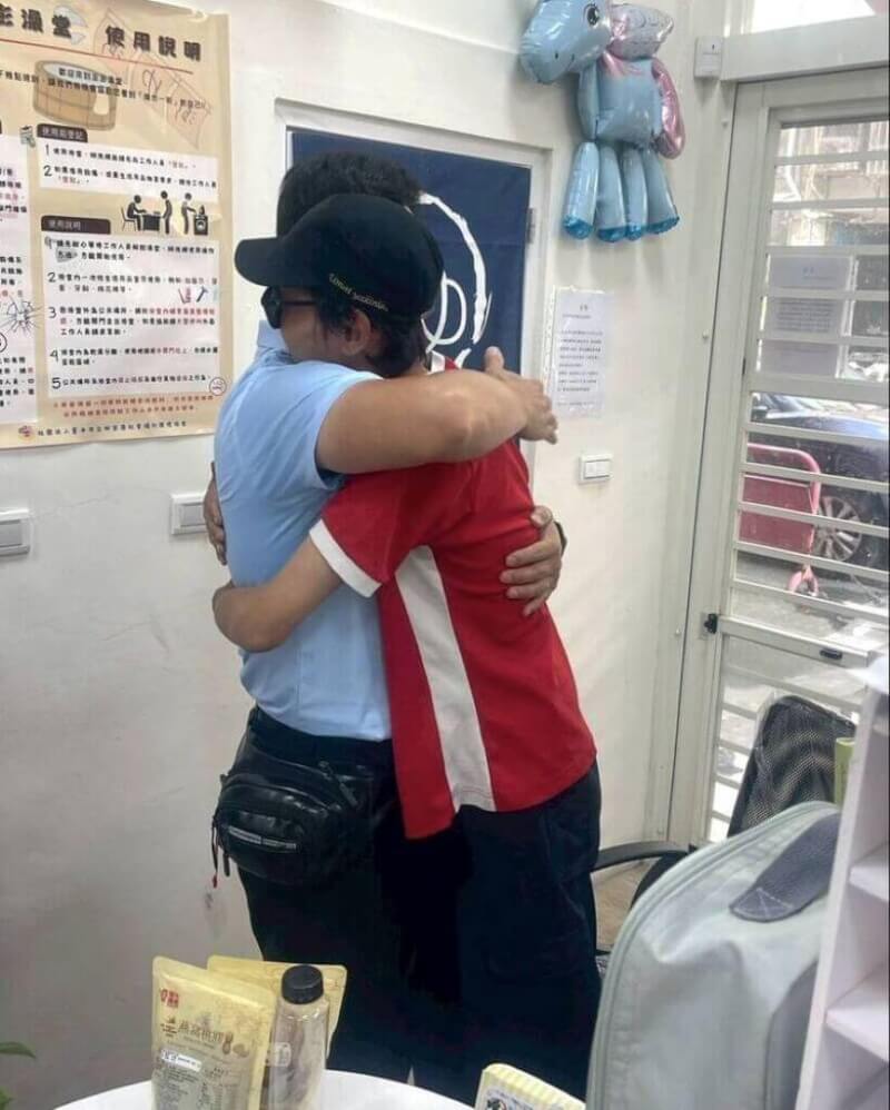 台中一名21歲青年(右)沒有戶籍未就學,平時以撿拾回收物換取食物維生,發現青年遭遇的北屯區北京里長蘇乙青(左)通報社會局協助,青年離開接受安置時,與蘇乙青擁抱道別。(蘇乙青提供)