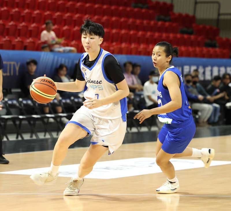 台灣世大運女籃培訓隊6日在2025威廉瓊斯盃國際籃球邀請賽交手菲律賓,培訓隊游沁樺(左)繳出12分,抓下全隊最高的8籃板,外帶3抄截。(中華民國籃球協會提供)中央社記者黎建忠傳真 114年7月6日