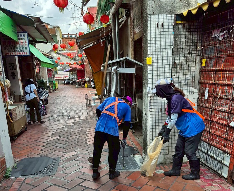 颱風丹娜絲逼近,彰化縣鹿港鎮清潔隊針對鹿港老街及地勢低窪地區加強水溝清淤。(鹿港鎮公所提供)中央社記者鄭維真傳真 114年7月6日