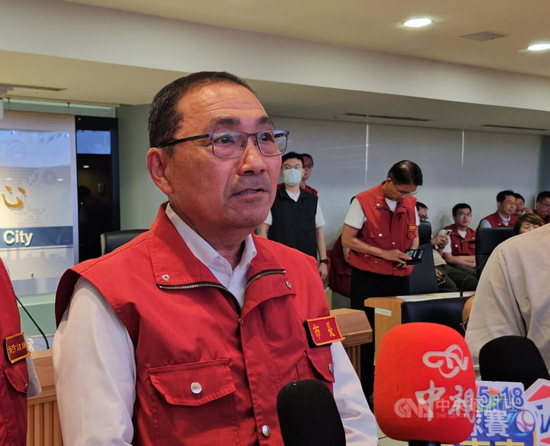 新北將進行罷免投票,新北市長侯友宜(前)6日表示,選務人員招募還少2000人,將調配行政資源,讓選務工作能夠順利。中央社記者王鴻國攝 114年7月6日