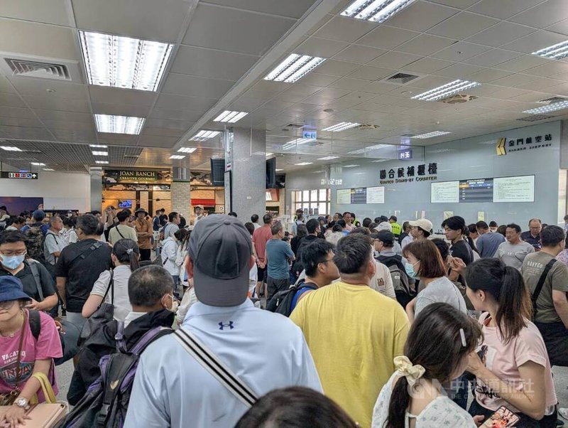 受颱風丹娜絲影響,6日國內線航班全數取消,7日中午後,金門機場陸續有班機離站,現場出現大量候補人潮。中央社記者吳玟嶸攝 114年7月7日