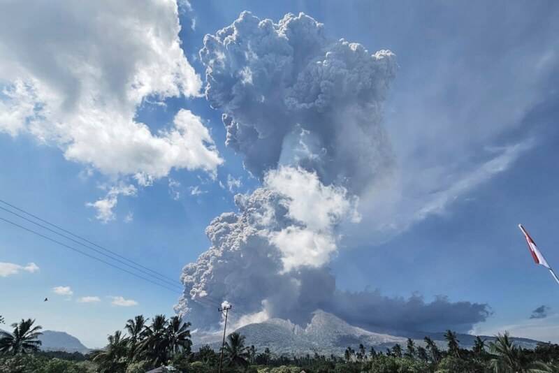 印尼當局表示,東部的勒沃托比火山男峰7日上午噴發,噴出高達18公里的巨大火山灰柱。(美聯社)