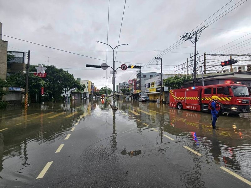 颱風丹娜絲來襲，台中7日凌晨至上午降雨不斷，造成多處道路積淹水，雨勢趨緩後已消退。（民眾提供）中央社記者蘇木春傳真  114年7月7日