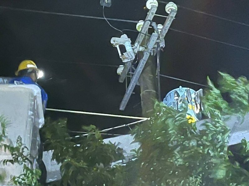 受颱風丹娜絲強風影響,屏東逾8000戶停電,台電人員連夜搶修,7日上午10時許已全數復電。(台電屏東區處提供)中央社記者李卉婷傳真 114年7月7日