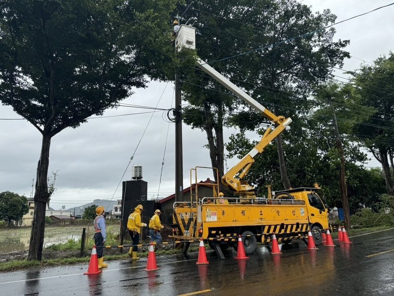 台電人員於高雄美濃區進行斷線停電事故搶修。（台電提供）中央社記者曾智怡傳真  114年7月7日