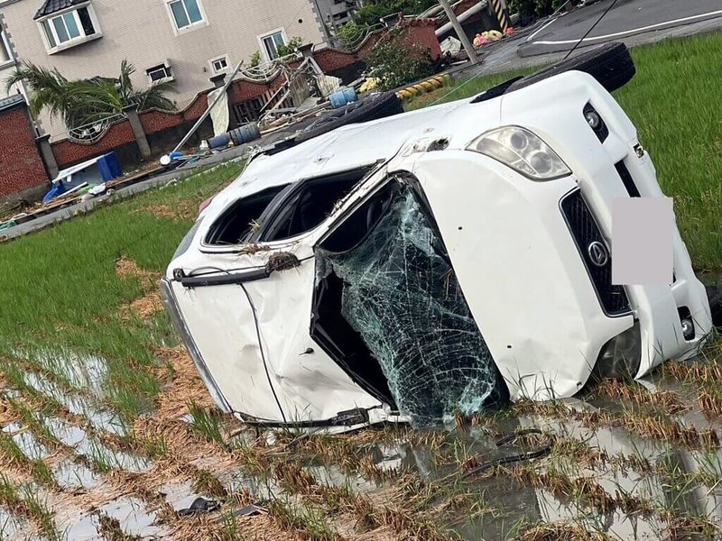 颱風夜,嘉義縣81歲張姓老翁7日凌晨駕車載2名女兒至布袋鎮一處釣蝦場察看飲料攤是否牢固,不料,中途疑失控翻覆至農田,大女兒因傷勢嚴重,送醫急救後,仍宣告不治。(警方提供)中央社記者黃國芳傳真 114年7月7日