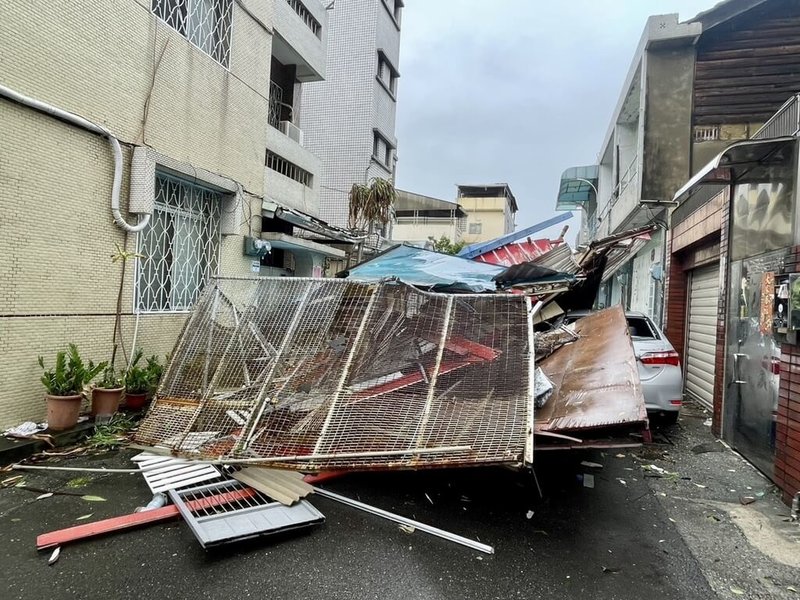 颱風丹娜絲6日深夜登陸嘉義,嘉義市經1個多小時強陣風肆虐,市區街景滿目瘡痍;以鐵捲門破壞、路樹倒塌為主。(嘉義市政府提供)中央社記者姜宜菁傳真 114年7月7日