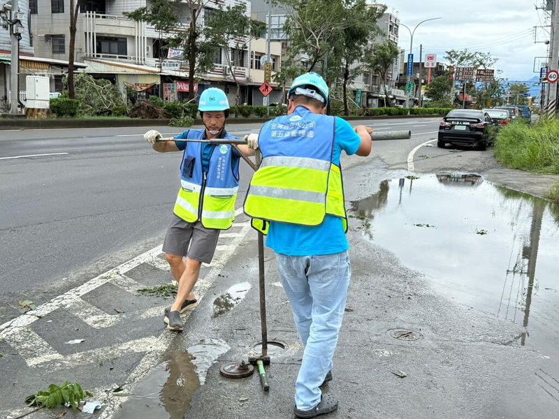台水人員調節閥栓、進行恢復供水作業。(台水提供)中央社記者曾智怡傳真 114年7月7日