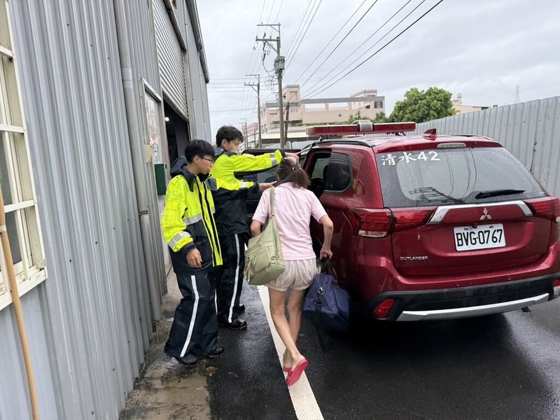 受颱風丹娜絲影響,台中市7日凌晨出現明顯風雨,清水區菁埔路一處民宅局部積水,一名婦人被協助撤離安置。(民眾提供)中央社記者趙麗妍傳真 114年7月7日