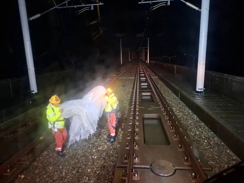 颱風丹娜絲6日深夜在嘉義縣登陸,台灣高鐵南部路段受颱風吹落異物入侵致電力異常,原訂7日中午前台中至左營停駛,因提前完成巡軌作業,提早至上午9時40分起全線恢復營運。(台灣高鐵提供)中央社記者余曉涵傳真 114年7月7日