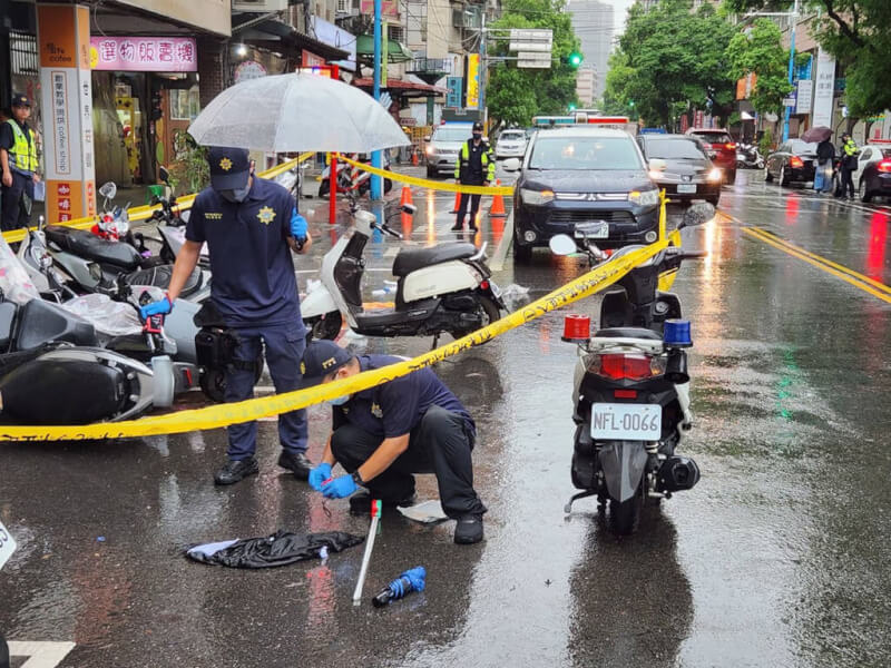 新北市土城區明德路二段7日上午11時許發生1起當街殺人案,姐妹共乘機車上街,突遭姐夫持刀砍殺多刀,2人當場失去呼吸心跳,送醫急救後仍不治,警方獲報封鎖現場蒐證。(翻攝照片)中央社記者王鴻國傳真 114年7月7日