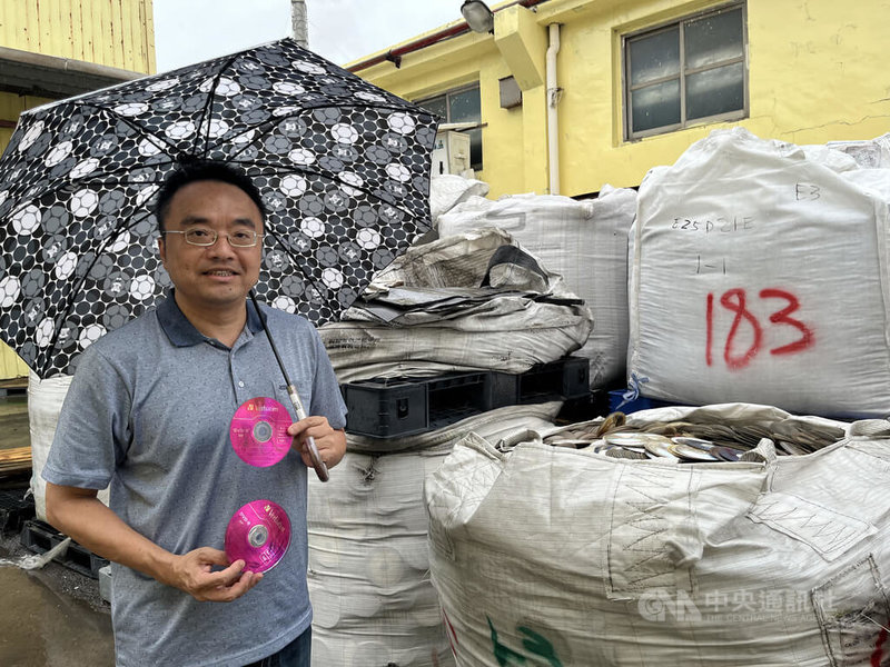 鍱德股份有限公司技術總監陳松柏說,鍱德是台灣唯一同時擁有合法光碟片回收處理廠及光學級染色、造粒改質技術的廠商。中央社記者葉臻攝 114年7月7日