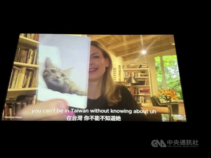 「看不見的國家」6日晚間在東京舉辦特別放映會,片後播放導演葛靜文的視訊訪談。提到片中印象深刻的受訪人物,她拿出一套卡牌,裡面有前總統蔡英文的愛貓「想想」。她笑說,「在台灣不能不知道牠」。中央社記者楊明珠東京攝 114年7月7日