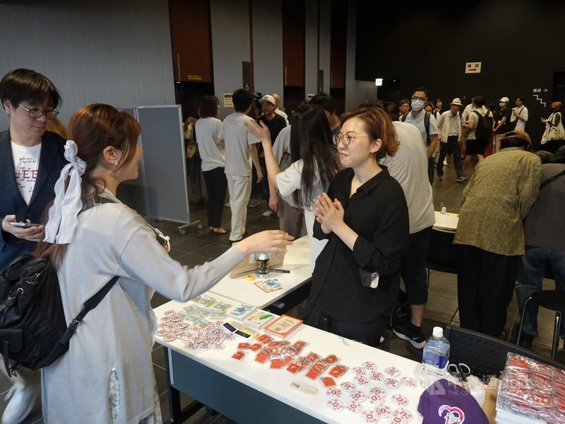 「看不見的國家」6日晚間在東京舉辦特別放映會,現場發放旅日台灣人自發設計、製作的大罷免周邊小物。中央社記者楊明珠東京攝 114年7月7日