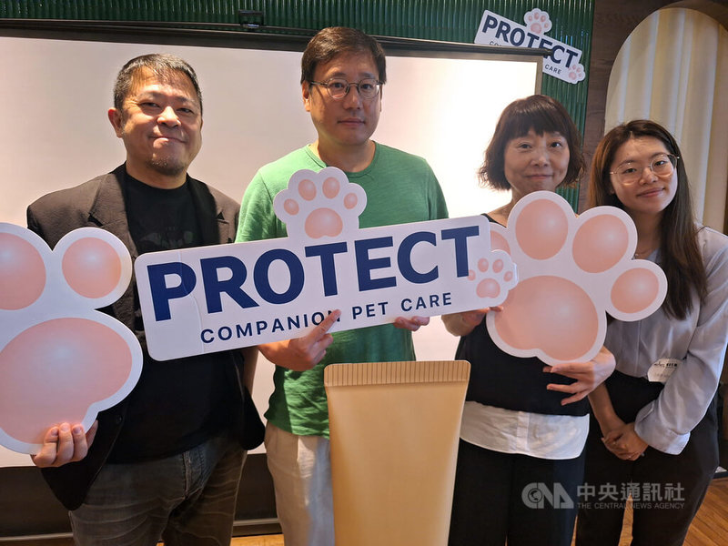 以貓狗為主寵物用藥公司寶泰，看好飼主對動物醫療的支付意願變高，寶泰總經理宋豪麟（左2）表示，未來將以寵物癌症用藥、心臟病用藥、自體免疫用藥為主要產品，預計8日送件申請公開發行，拚8月初登錄興櫃。中央社記者何秀玲攝  114年7月7日